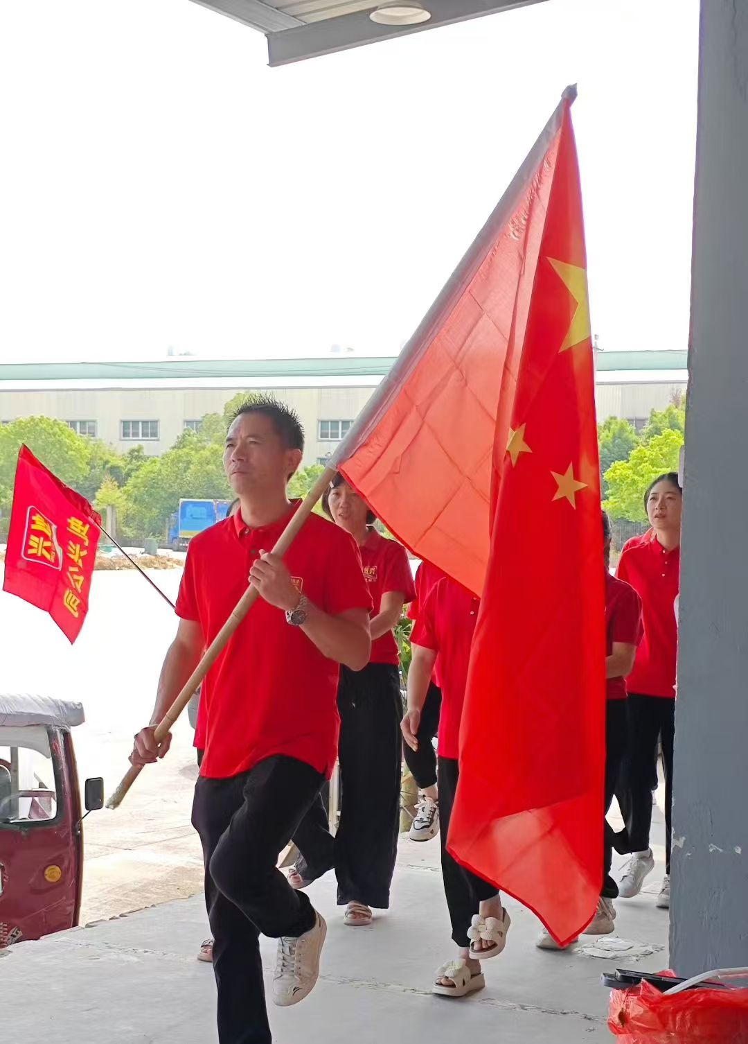 2025年9月3日虬興公司組織員工觀看閱兵直播，為祖國的繁榮昌盛感到自豪！